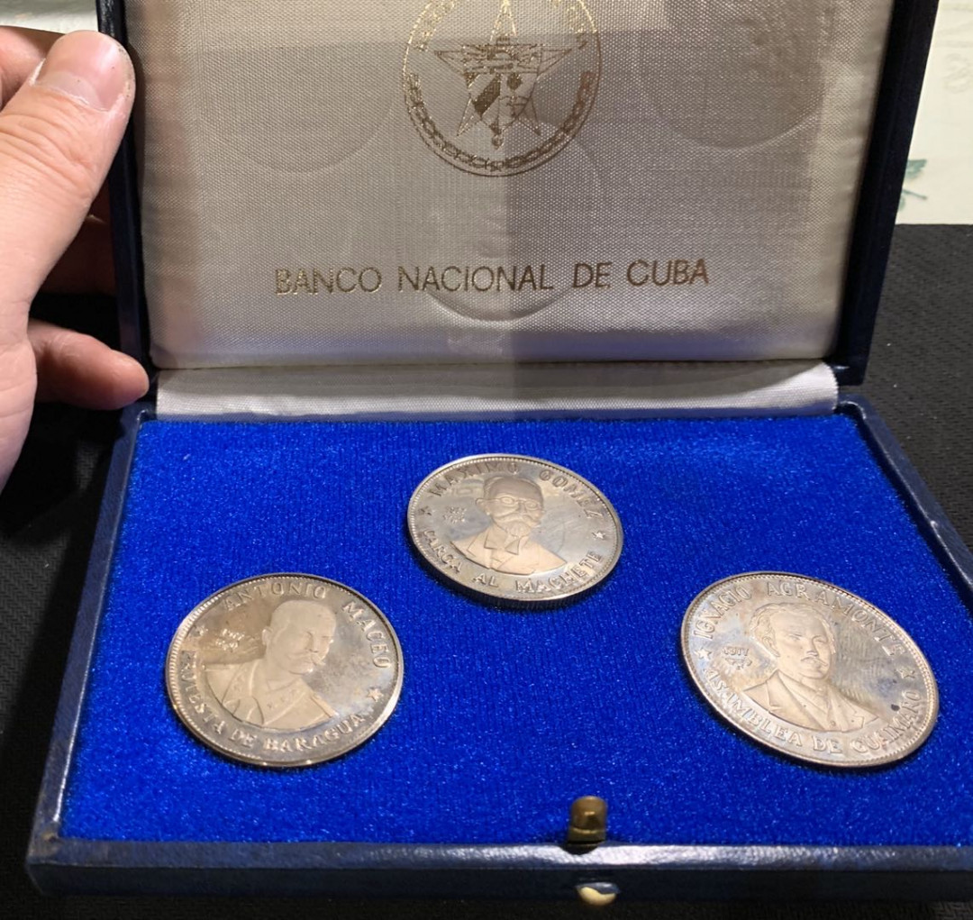 紫瑗钱币—微拍第七期   古巴 1977年 革命任务 10比索 三枚套 原盒