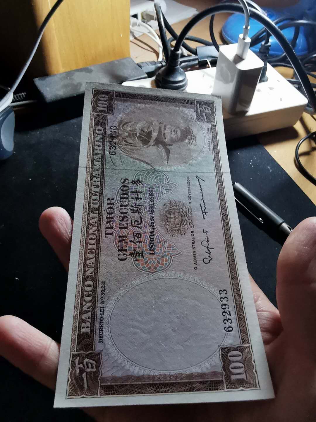 【鲸贝乐淘】千字文·第“推位让国”号拍卖 【东帝汶】1963年100元，汉字币，一角有小折，全新全品AUNC