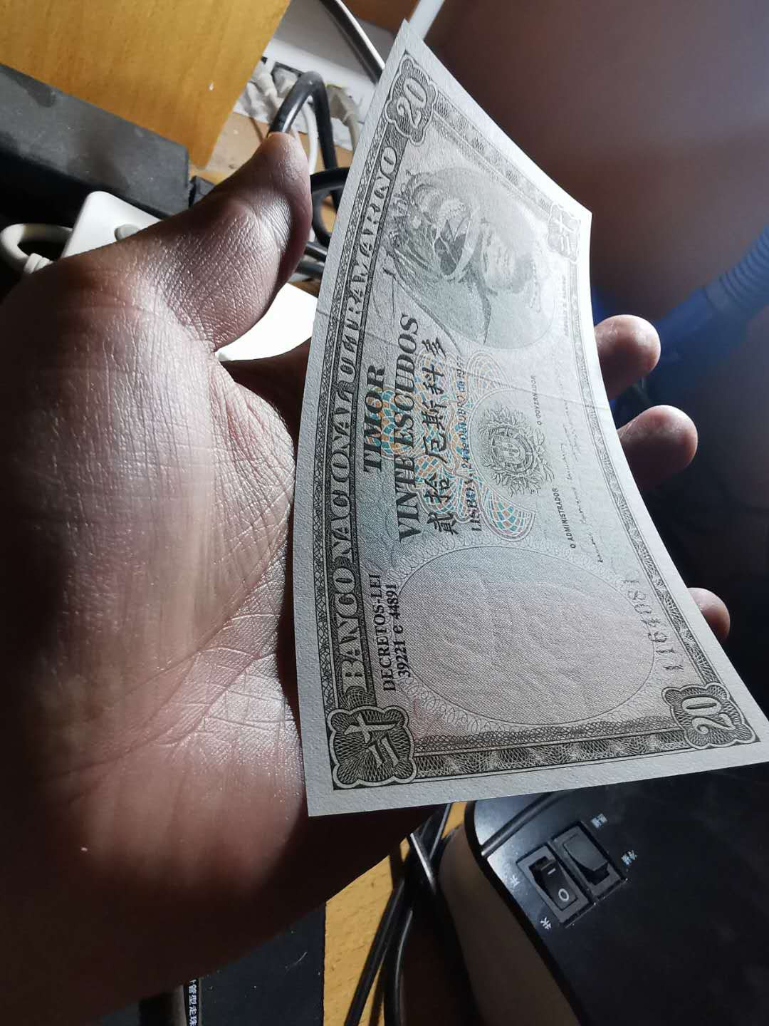 【鲸贝乐淘】千字文·第“推位让国”号拍卖 【东帝汶】1967年20元，汉字币，全新全品UNC，难得好品