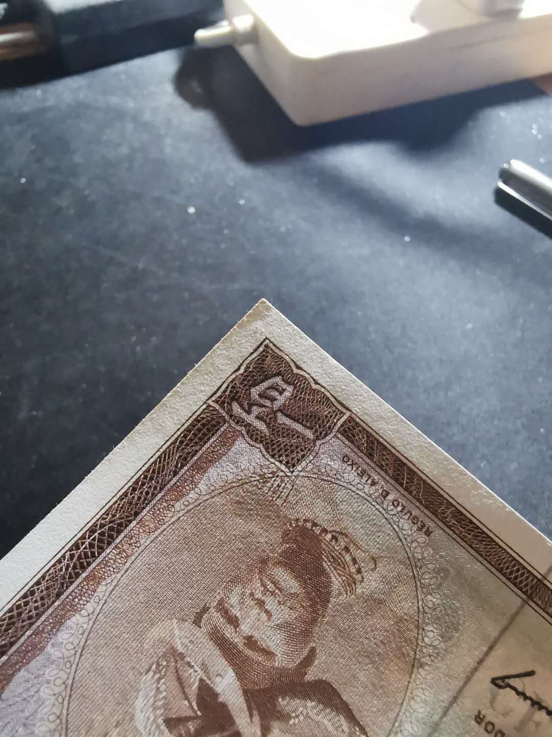 【鲸贝乐淘】千字文·第“推位让国”号拍卖 【东帝汶】1963年100元，汉字币，一角有小折，全新全品AUNC