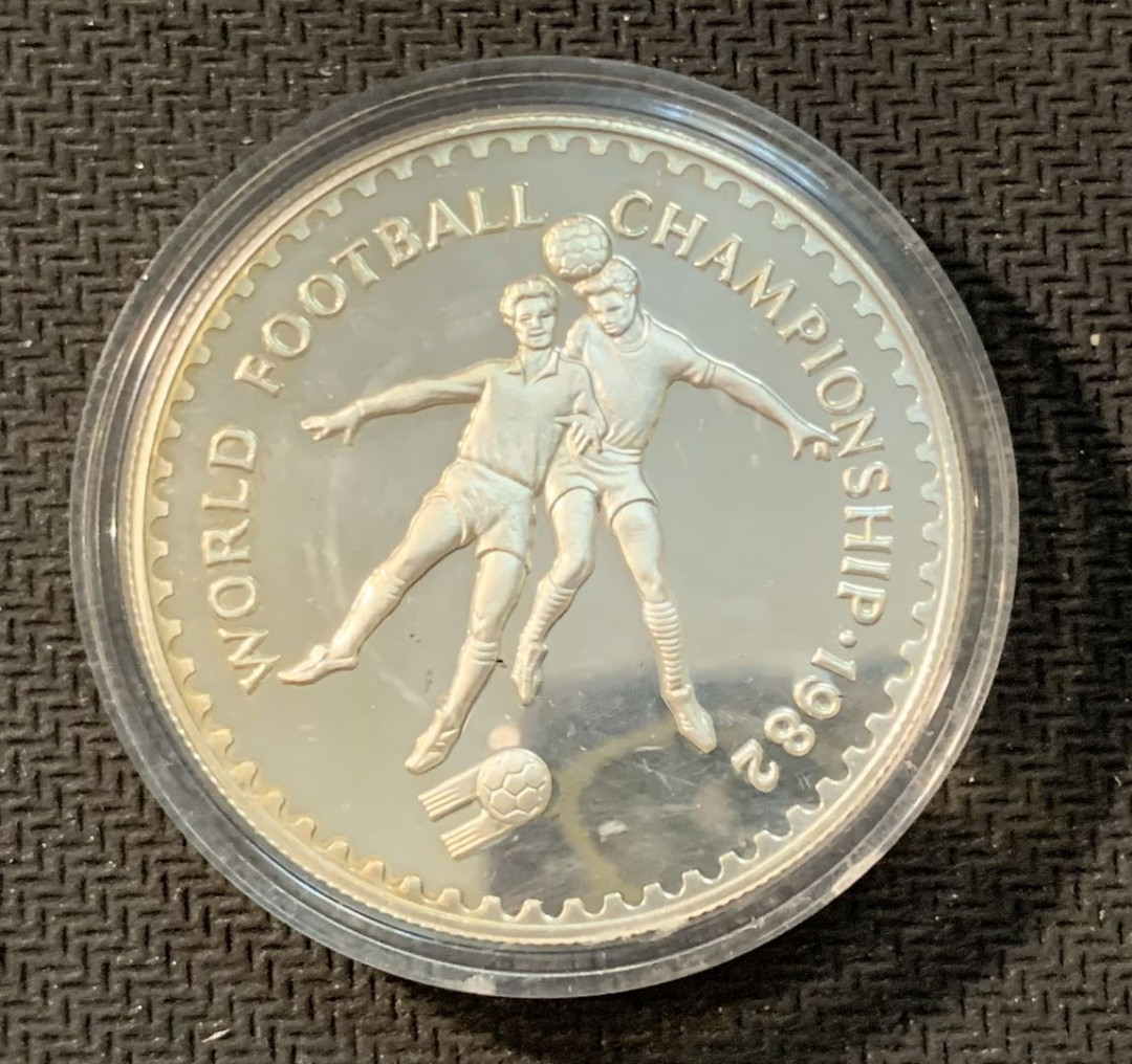 紫瑗钱币—微拍第11期  中外现代银币场 莱索托 1982年 西班牙世界杯 争球 10马洛蒂 银币 23.33克 0.925银 精制