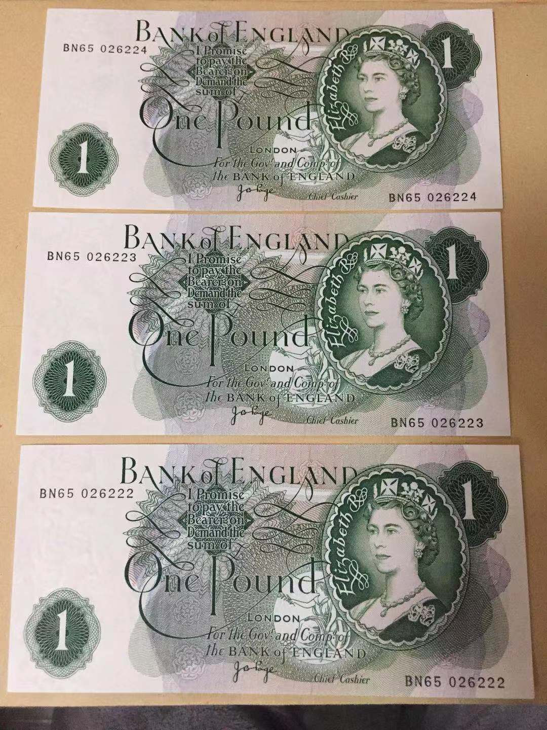 【收藏联盟】第113期拍卖——末代君主 【一组3张连号 包含一张222豹子号】英国C序列 1镑 女王纸币 全新UNC