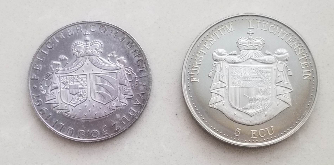 【币观天下】第九十五期钱币拍卖 列支敦士登币章两枚:1967年大公与王妃20克纪念银章，1993年古城堡5ECU镍币