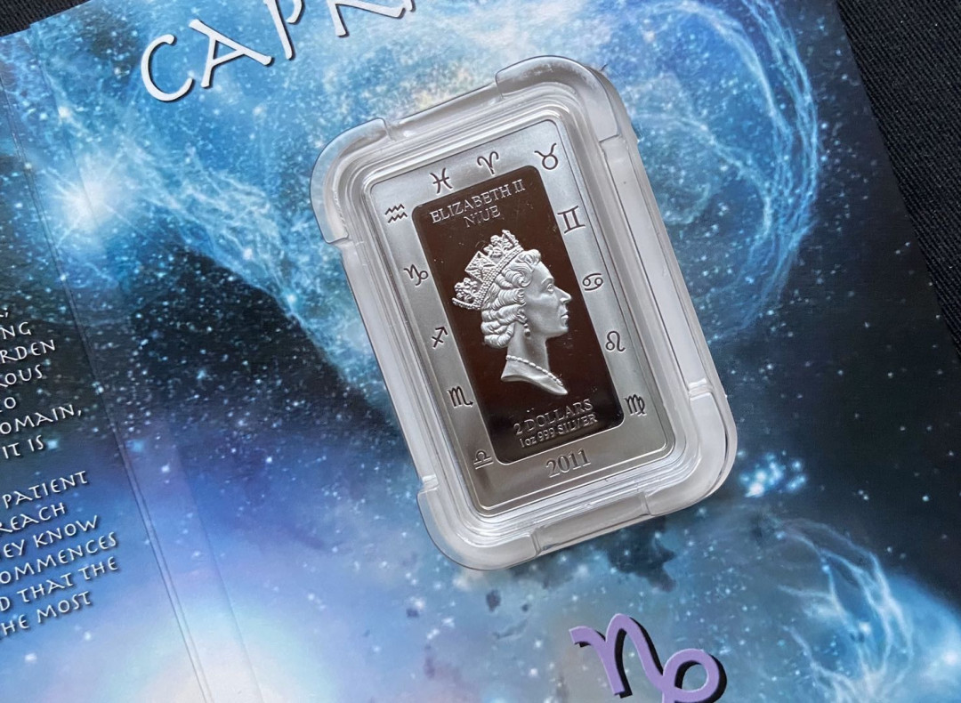 【币观天下】第九十五期钱币拍卖 纽埃2011年1元，1盎司 大师 伽赫尔古 超级名作---蓝色梦幻星空“摩羯座”异形 高清彩色 精制银币