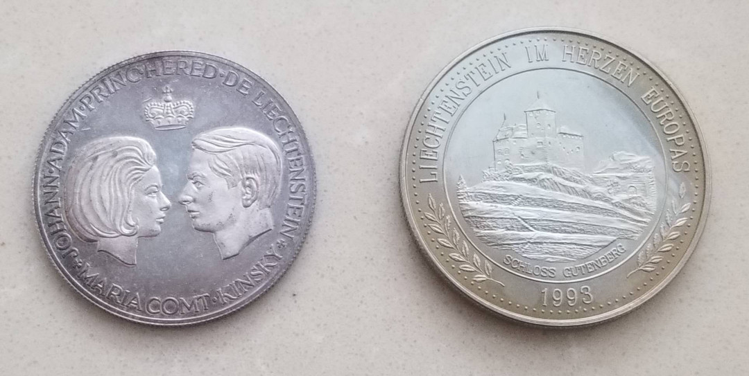 【币观天下】第九十五期钱币拍卖 列支敦士登币章两枚:1967年大公与王妃20克纪念银章，1993年古城堡5ECU镍币