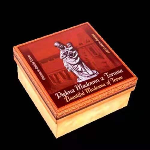 【币观天下】第九十五期钱币拍卖 【纽埃】纽埃2014年1元，1盎司 失踪艺术系列-波兰托伦“美丽圣母玛利亚雕像”镶嵌大颗施华洛世奇宝石、镶(镀)金、异形(方形)艺术精制银币