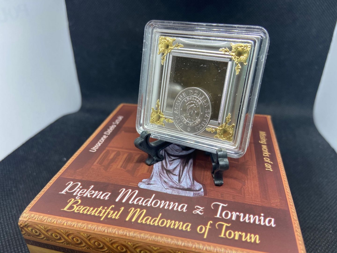 【币观天下】第九十五期钱币拍卖 【纽埃】纽埃2014年1元，1盎司 失踪艺术系列-波兰托伦“美丽圣母玛利亚雕像”镶嵌大颗施华洛世奇宝石、镶(镀)金、异形(方形)艺术精制银币