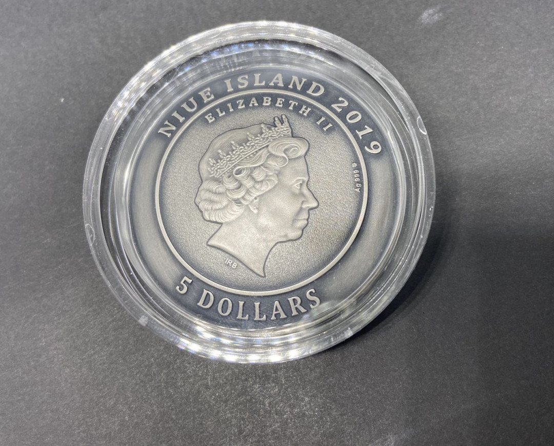 【币观天下】第九十五期钱币拍卖 【纽埃高浮雕】亚特兰提斯2oz琅珐彩弧形银币