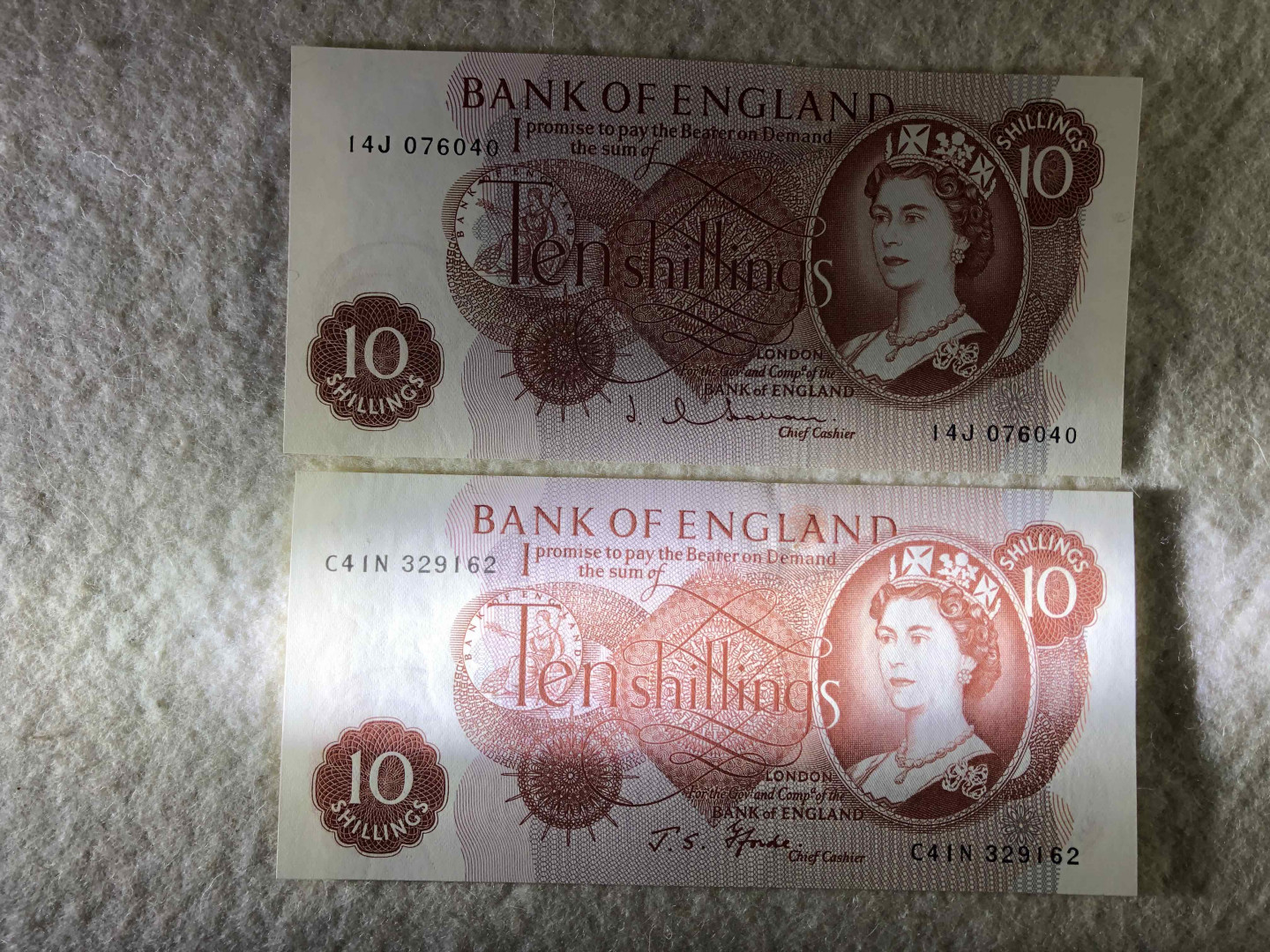 【收藏联盟】第114期拍卖（2019收官之作）——爪哇舞者 【一组6张】英国A序列10先令及1镑共4张 VF-UNC & C序列共2张 UNC 女王纸币 品相详情见图片测光图及紫光图