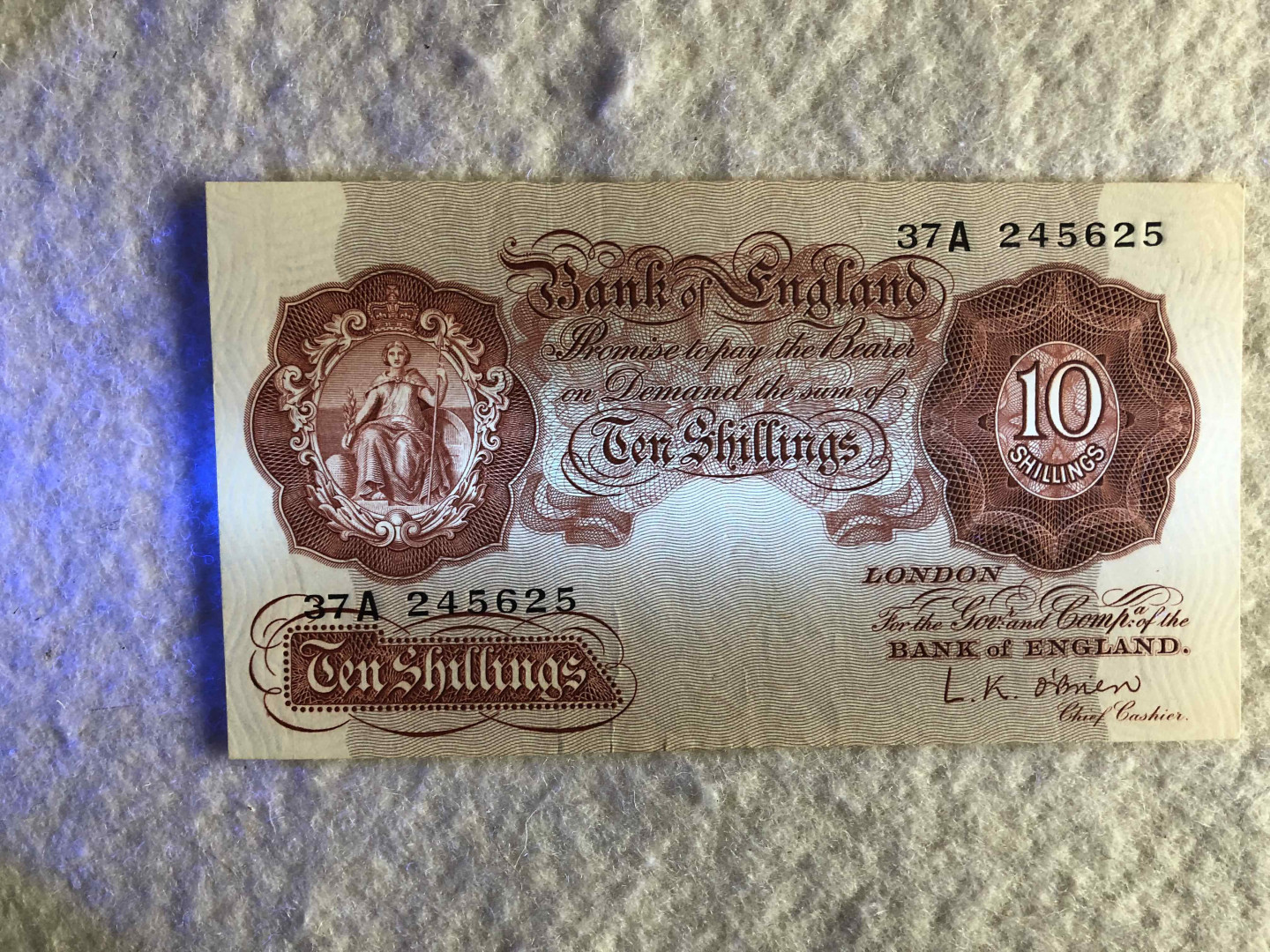 【收藏联盟】第114期拍卖（2019收官之作）——爪哇舞者 【一组6张】英国A序列10先令及1镑共4张 VF-UNC & C序列共2张 UNC 女王纸币 品相详情见图片测光图及紫光图