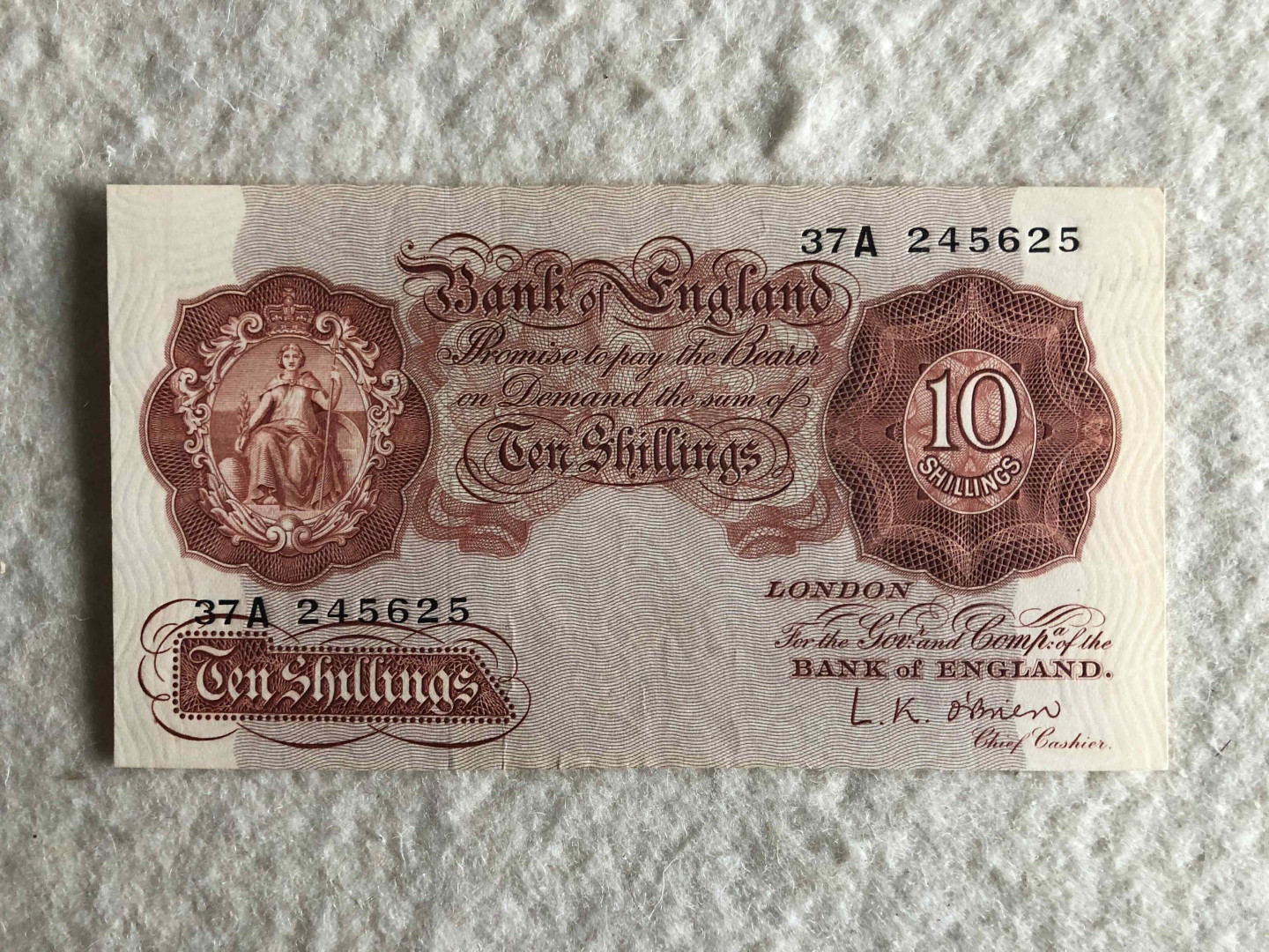 【收藏联盟】第114期拍卖（2019收官之作）——爪哇舞者 【一组6张】英国A序列10先令及1镑共4张 VF-UNC & C序列共2张 UNC 女王纸币 品相详情见图片测光图及紫光图