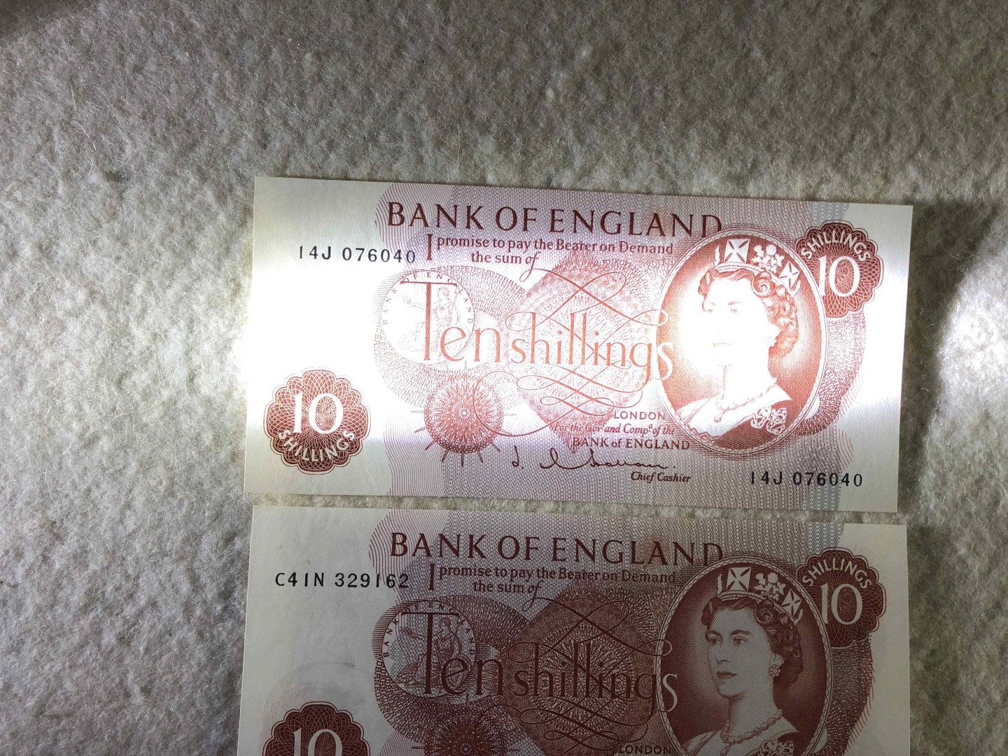 【收藏联盟】第114期拍卖（2019收官之作）——爪哇舞者 【一组6张】英国A序列10先令及1镑共4张 VF-UNC & C序列共2张 UNC 女王纸币 品相详情见图片测光图及紫光图