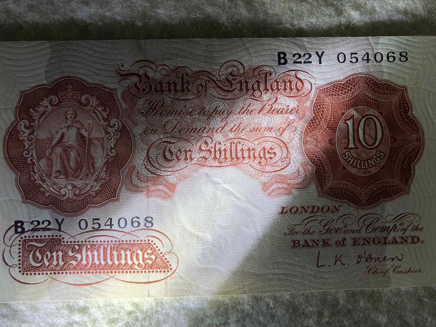 【收藏联盟】第114期拍卖（2019收官之作）——爪哇舞者 【一组6张】英国A序列10先令及1镑共4张 VF-UNC & C序列共2张 UNC 女王纸币 品相详情见图片测光图及紫光图