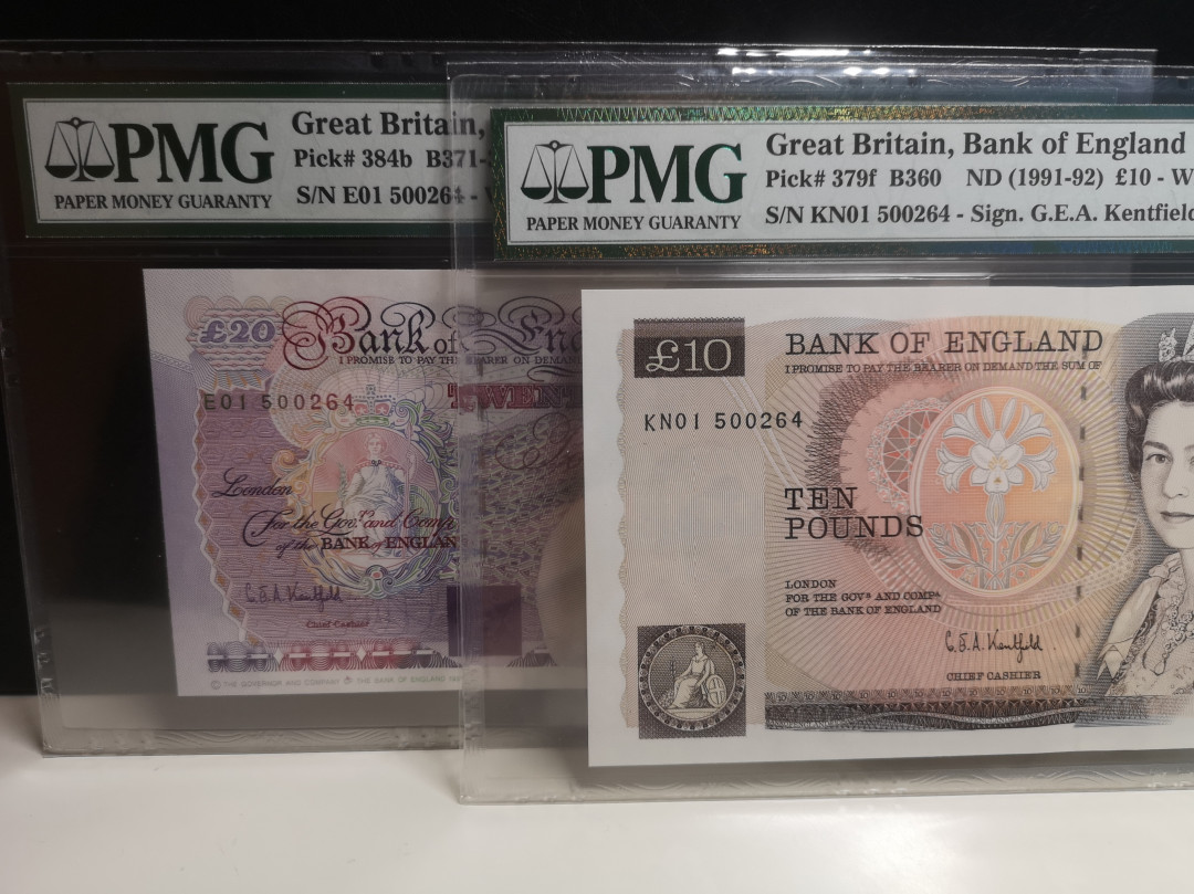 《外钞收藏家》第七十四期拍卖 英国E序列20镑 D序列10镑 全同号 同签名两张 pmg66
