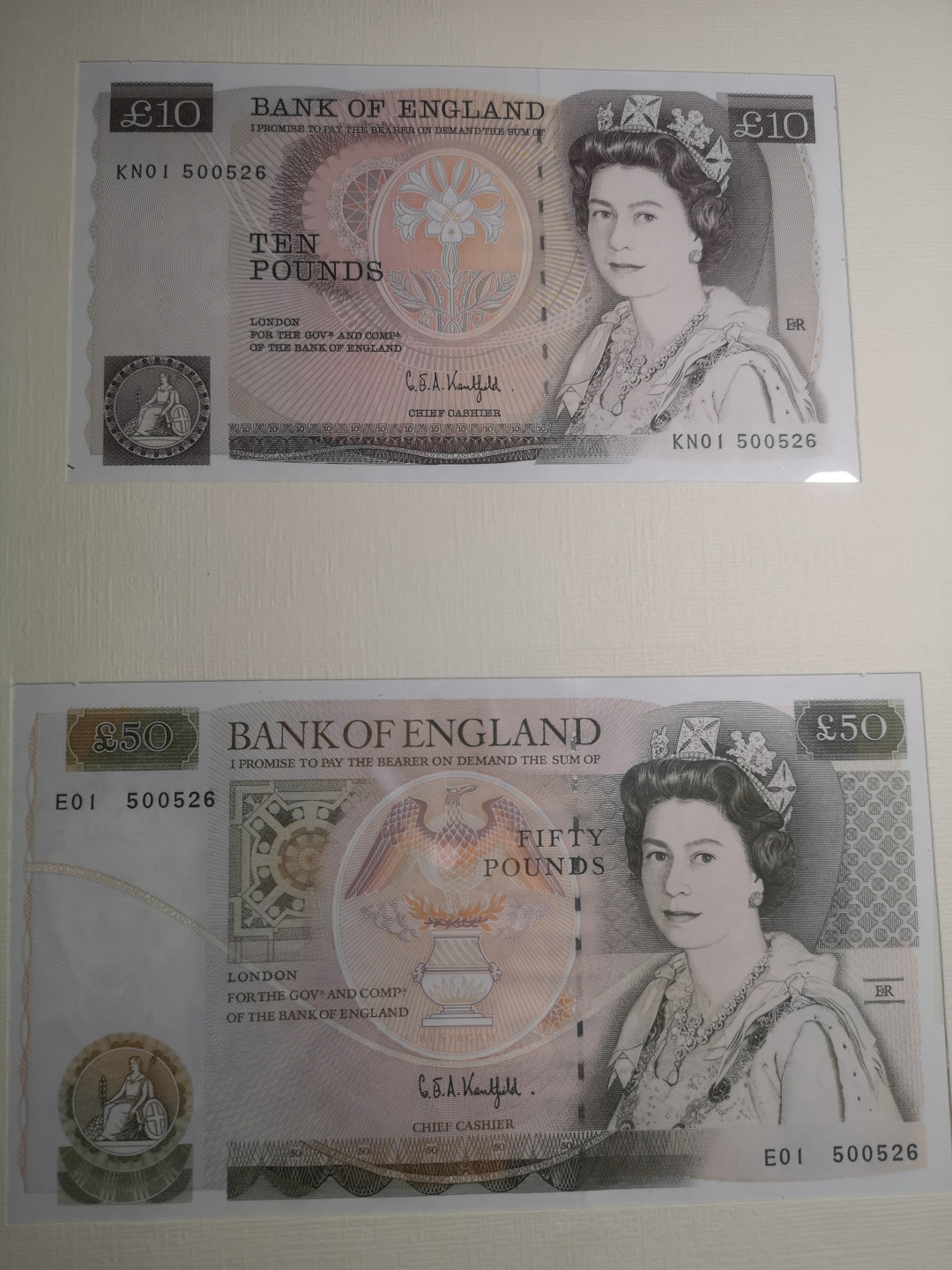《外钞收藏家》第七十四期拍卖 英国同号钞 500526 册字精美 E序列5、20镑 D序列10、50镑 同一签名