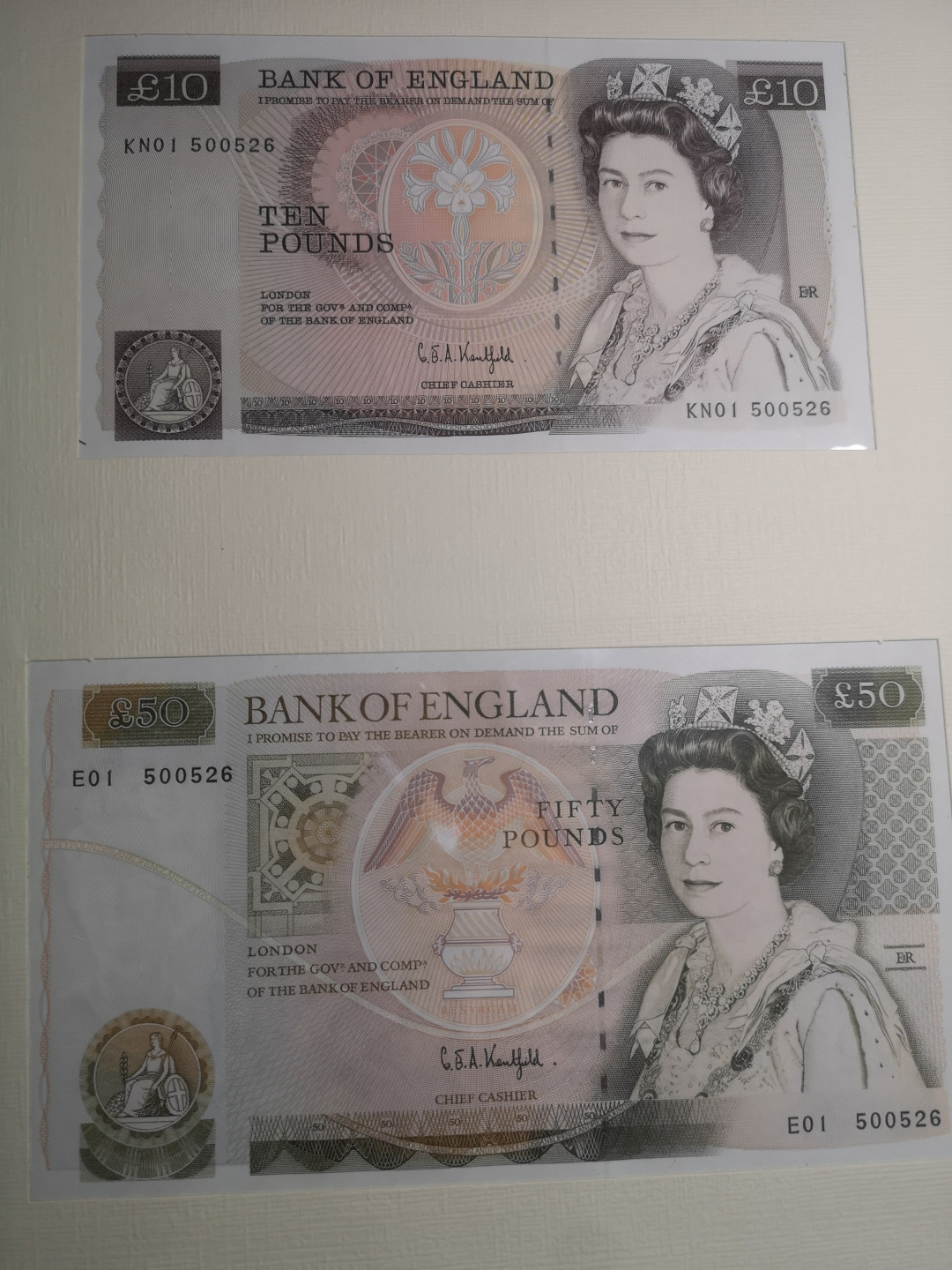《外钞收藏家》第七十四期拍卖 英国同号钞 500526 册字精美 E序列5、20镑 D序列10、50镑 同一签名
