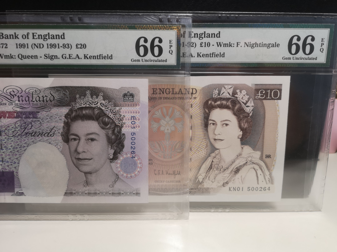 《外钞收藏家》第七十四期拍卖 英国E序列20镑 D序列10镑 全同号 同签名两张 pmg66