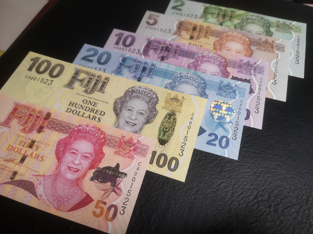 《外钞收藏家》第七十四期拍卖 斐济2007年女王版 全同号 1523 带折页 品相也很棒 全新unc