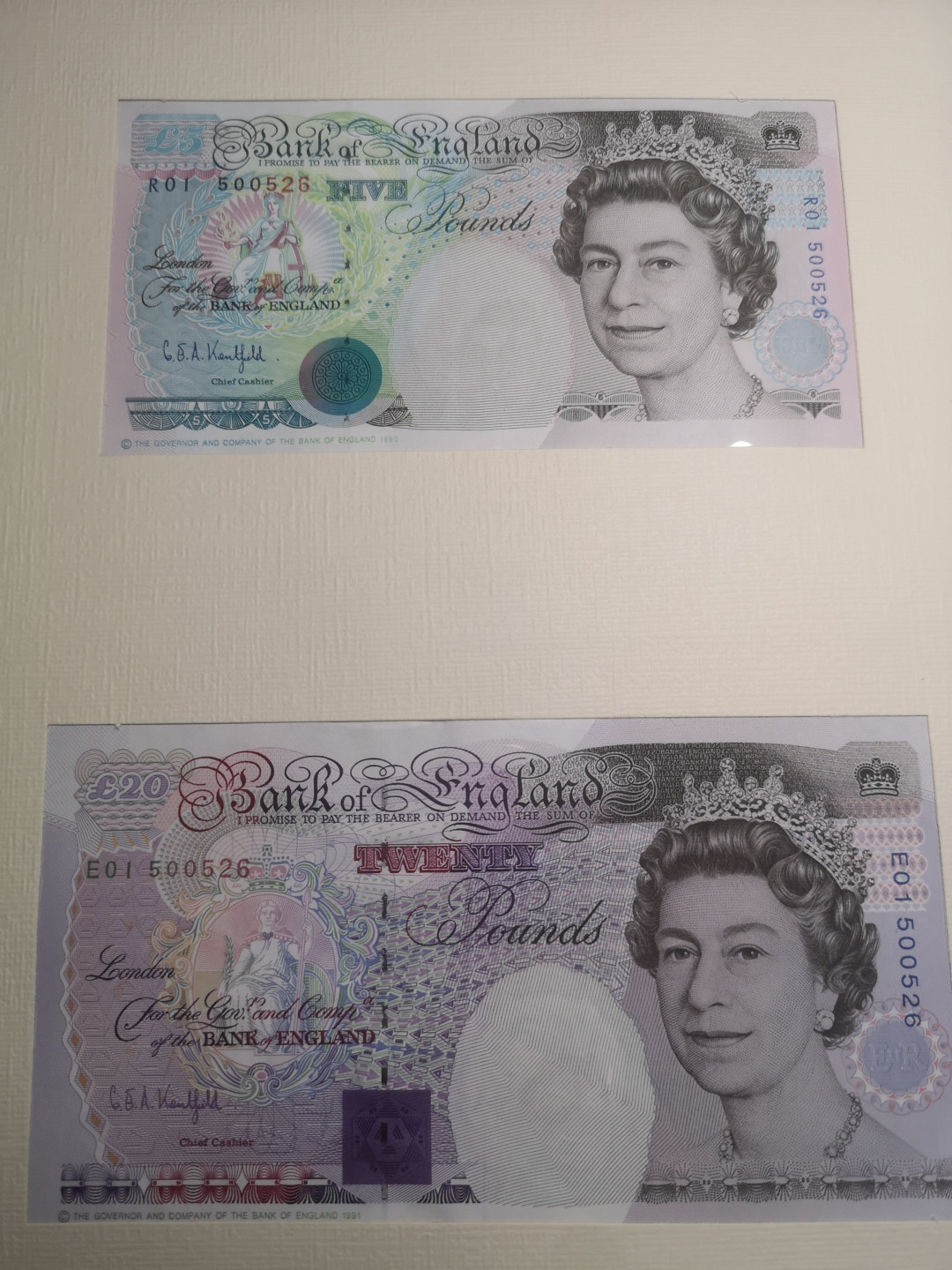 《外钞收藏家》第七十四期拍卖 英国同号钞 500526 册字精美 E序列5、20镑 D序列10、50镑 同一签名