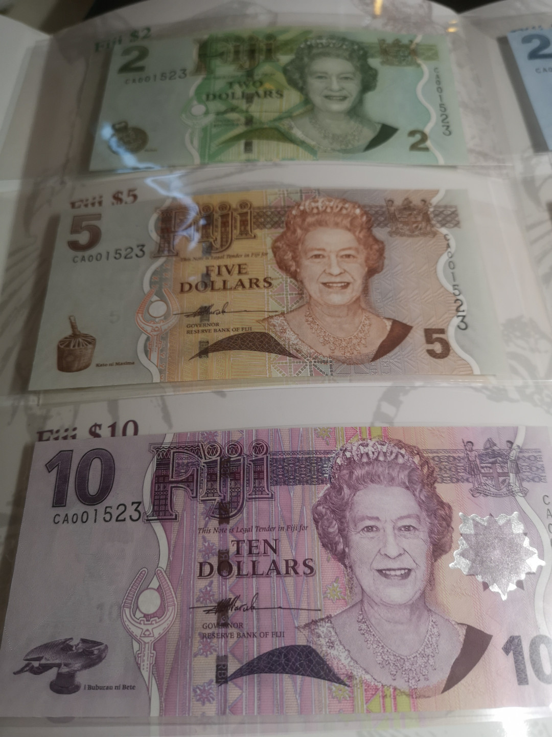 《外钞收藏家》第七十四期拍卖 斐济2007年女王版 全同号 1523 带折页 品相也很棒 全新unc