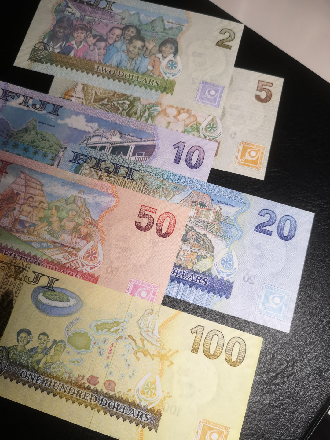 《外钞收藏家》第七十四期拍卖 斐济2007年女王版 全同号 1523 带折页 品相也很棒 全新unc