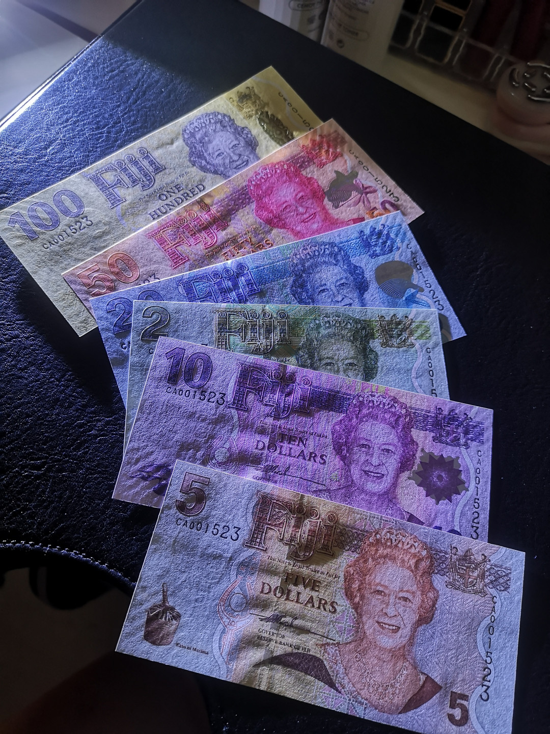 《外钞收藏家》第七十四期拍卖 斐济2007年女王版 全同号 1523 带折页 品相也很棒 全新unc