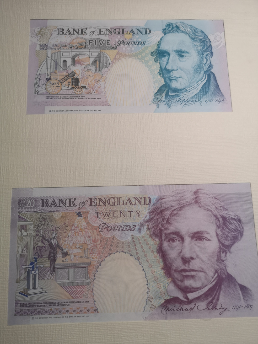 《外钞收藏家》第七十四期拍卖 英国同号钞 500526 册字精美 E序列5、20镑 D序列10、50镑 同一签名