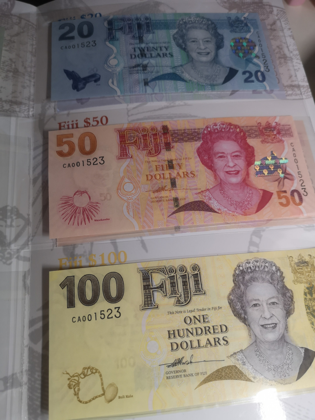 《外钞收藏家》第七十四期拍卖 斐济2007年女王版 全同号 1523 带折页 品相也很棒 全新unc