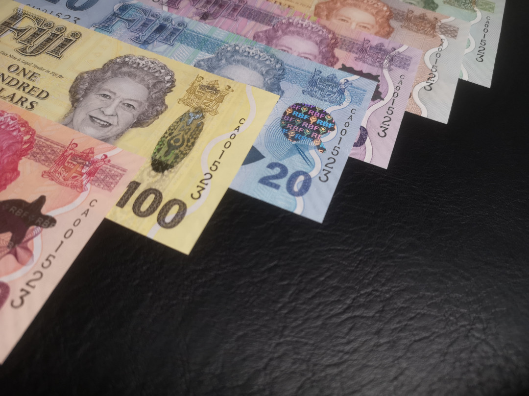 《外钞收藏家》第七十四期拍卖 斐济2007年女王版 全同号 1523 带折页 品相也很棒 全新unc