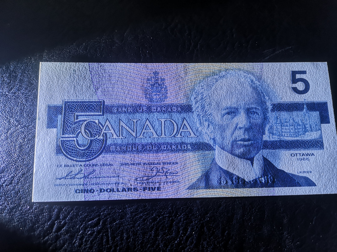 《外钞收藏家》第七十四期拍卖 加拿大鸟版5元  全新unc