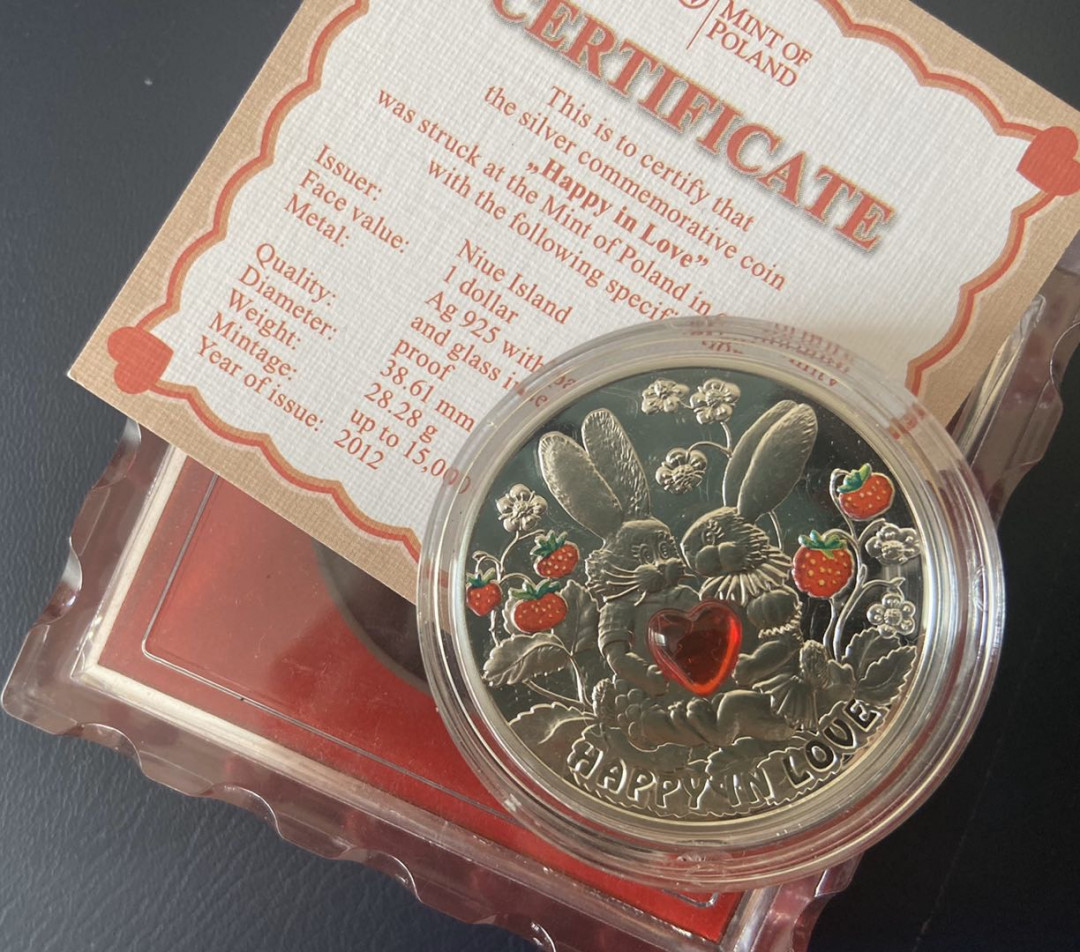 【币观天下】第九十六期钱币拍卖 【纽埃】2.纽埃2012年1元，“恋爱中的幸福”草莓与恋爱兔子 镶嵌大颗粒心形红宝石 彩色 精制银币
