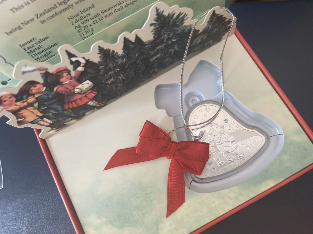 【币观天下】第九十六期钱币拍卖 【纽埃】纽埃2012年2元，1盎司 “圣诞铃声”镶嵌施华洛世奇蓝宝石 异形(铃铛形)精制镶嵌银币