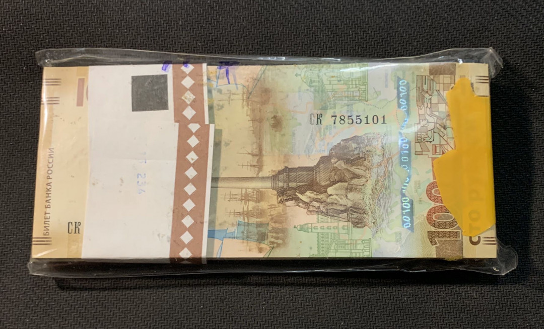 紫瑗钱币—微拍第13期 —批发场 俄罗斯 2015年 收回克里米亚 100卢布 纪念钞 整刀 100张 （CR7855101）