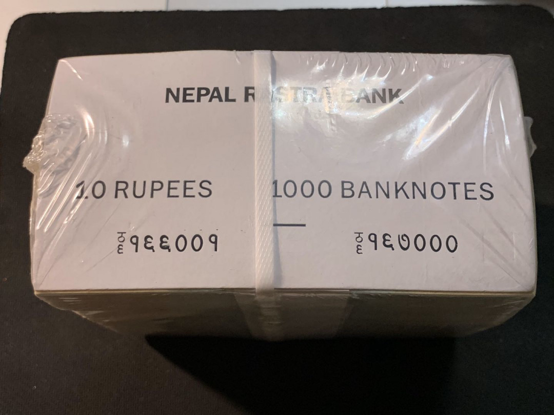紫瑗钱币—微拍第13期 —批发场 尼泊尔 2016年 10卢比 整捆 1000张 冠号（看不懂）