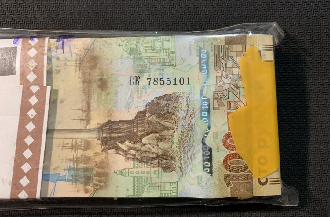 紫瑗钱币—微拍第13期 —批发场 俄罗斯 2015年 收回克里米亚 100卢布 纪念钞 整刀 100张 （CR7855101）