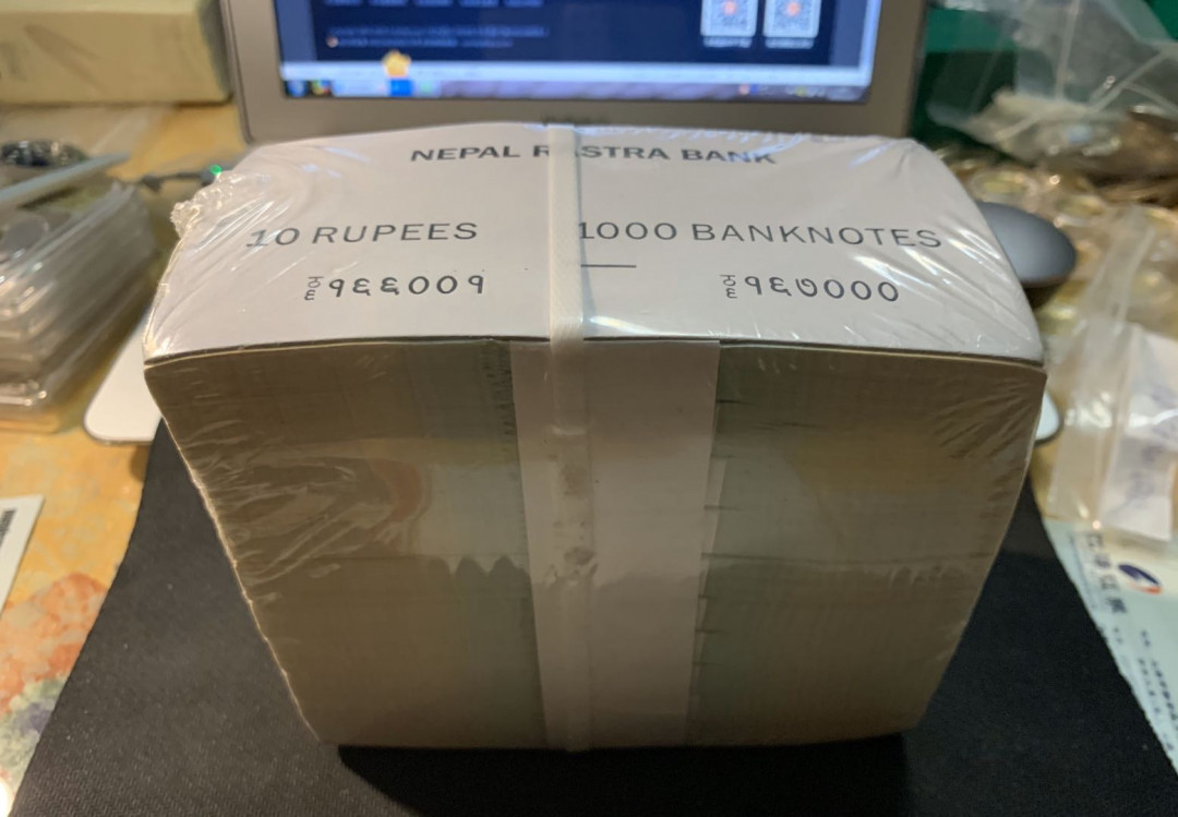 紫瑗钱币—微拍第13期 —批发场 尼泊尔 2016年 10卢比 整捆 1000张 冠号（看不懂）