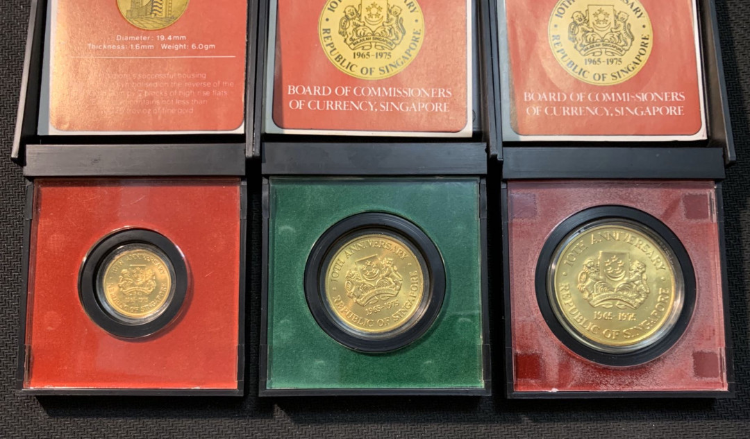 紫瑗钱币—微拍第14期  新加坡 1975年 建国10周年 100 250 500元 共58.75克 0.9金 原盒证书