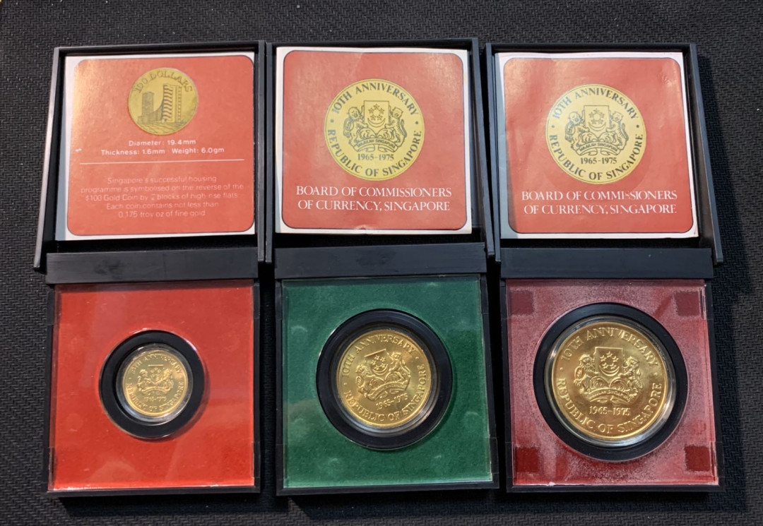 紫瑗钱币—微拍第14期  新加坡 1975年 建国10周年 100 250 500元 共58.75克 0.9金 原盒证书