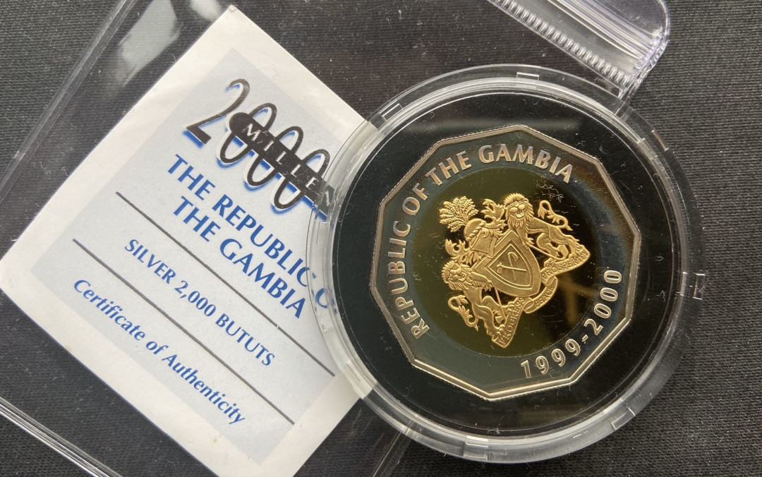 【币观天下】第九十七期钱币拍卖 【冈比亚】2000年千禧年镀金银币【带证书】