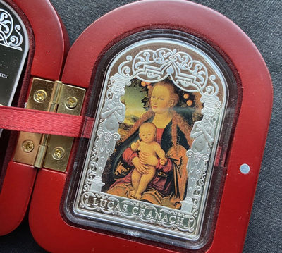 【随心拍&Getcoins】现代钱币拍卖第四十五期 安道尔2012年15元，1.61盎司 《苹果树下的圣母玛丽娅与圣子》 德国文艺复兴画家卢卡斯-克拉纳赫名画，双面高清彩色 异形(窗形) 精制银币