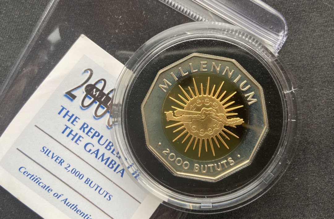 【币观天下】第九十七期钱币拍卖 【冈比亚】2000年千禧年镀金银币【带证书】