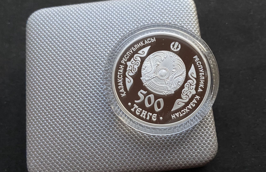 【币观天下】第九十七期钱币拍卖 【哈萨克斯坦】哈萨克斯坦 2016年 500坚戈 纸币上的人物系列之哈萨克汗国小玉兹可汗（币中币）