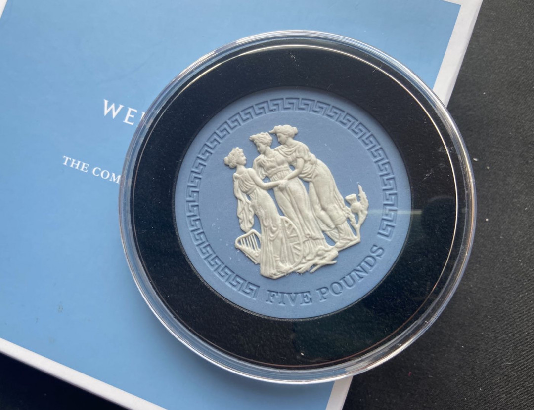 【币观天下】第九十七期钱币拍卖 【特里斯坦达库】2018年韦奇伍德纯手工蓝色陶瓷纪念币