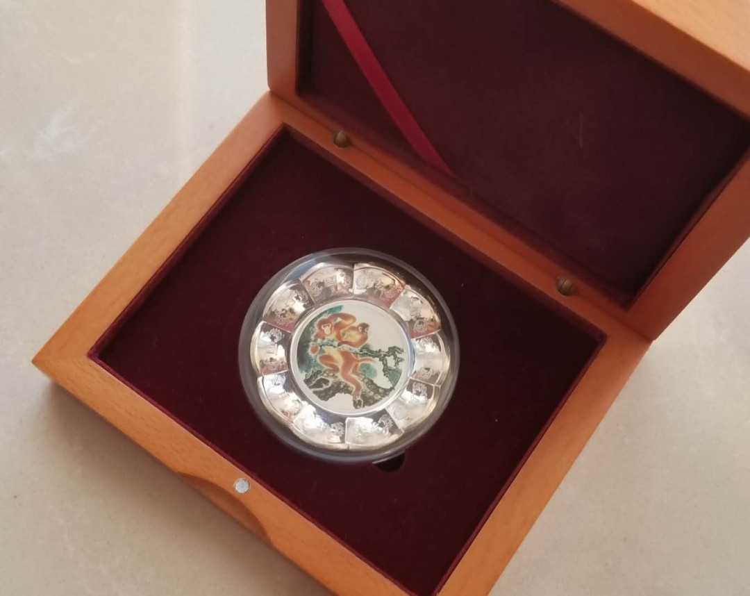 【币观天下】第九十七期钱币拍卖 特殊工艺碟型彩色猴年生肖纪念章