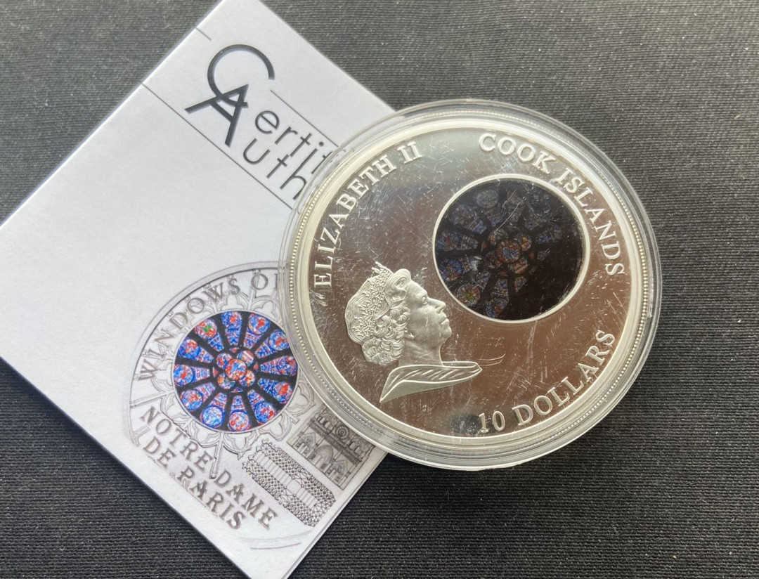 【币观天下】第九十七期钱币拍卖 【库克】2011年巴黎圣母院镶嵌玻璃银币【50g】系列第三枚
