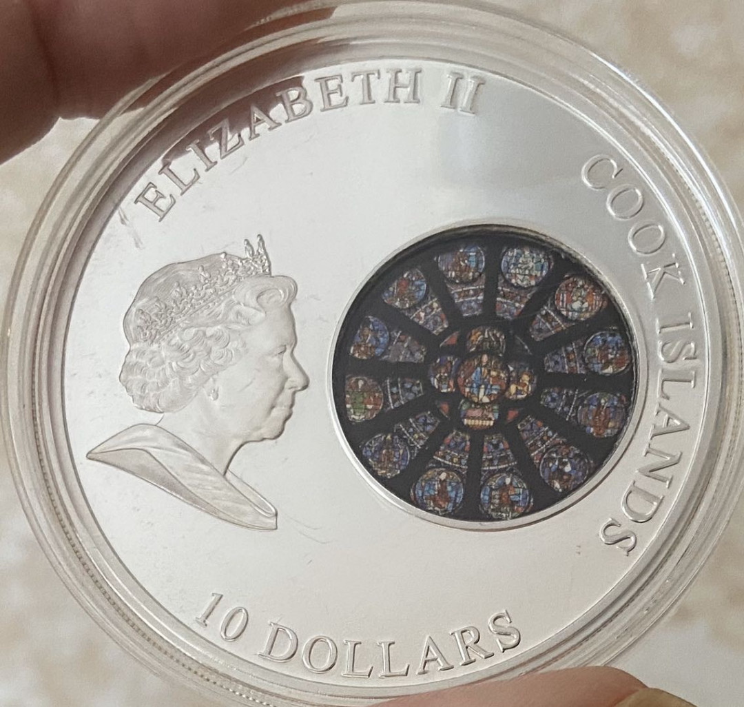 【币观天下】第九十七期钱币拍卖 【库克】2011年巴黎圣母院镶嵌玻璃银币【50g】系列第三枚