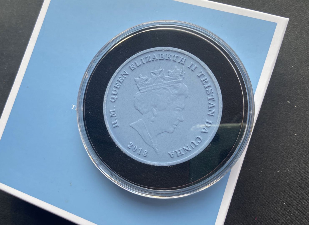 【币观天下】第九十七期钱币拍卖 【特里斯坦达库】2018年韦奇伍德纯手工蓝色陶瓷纪念币