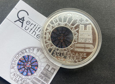 【币观天下】第九十七期钱币拍卖 - 【库克】2011年巴黎圣母院镶嵌玻璃银币【50g】系列第三枚