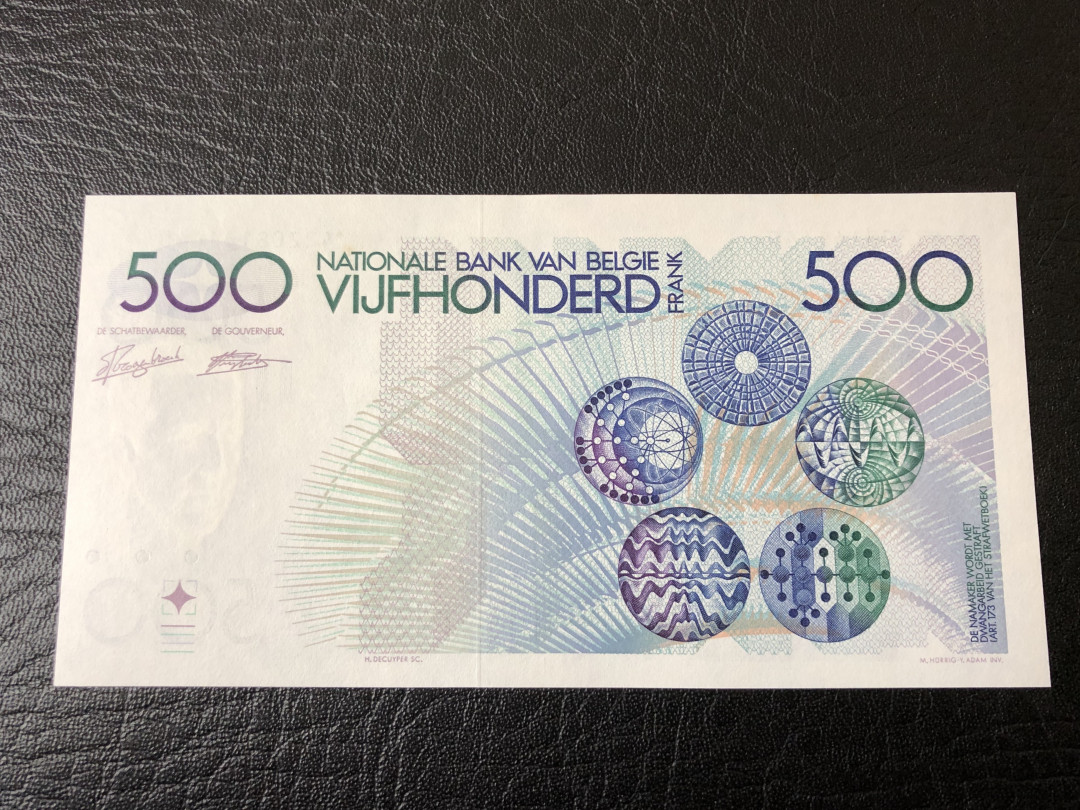 《外钞收藏家》第七十五期拍卖目录 比利时倒二版 500法郎 轻微受潮 其他没问题 见荧光 非常漂亮经典的一版 