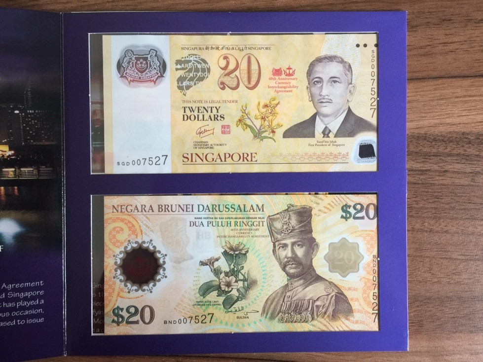 【收藏联盟】第116期拍卖——格拉斯哥大学的荣光 【一组2张带册全同号】新加坡/文莱2007年20元 货币等值协议40周年塑料钞纪念钞全新UNC